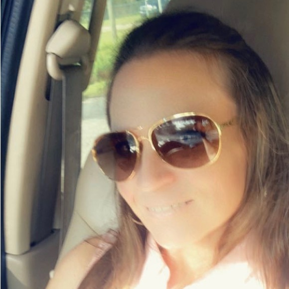 Meet your Posher, Jessica - Picture 2 of 2